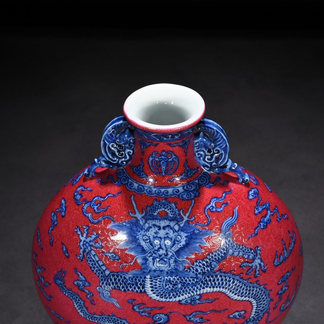 Qing Dynasty Qianlong rolled rouge ground blue and white dragon pattern flat vase