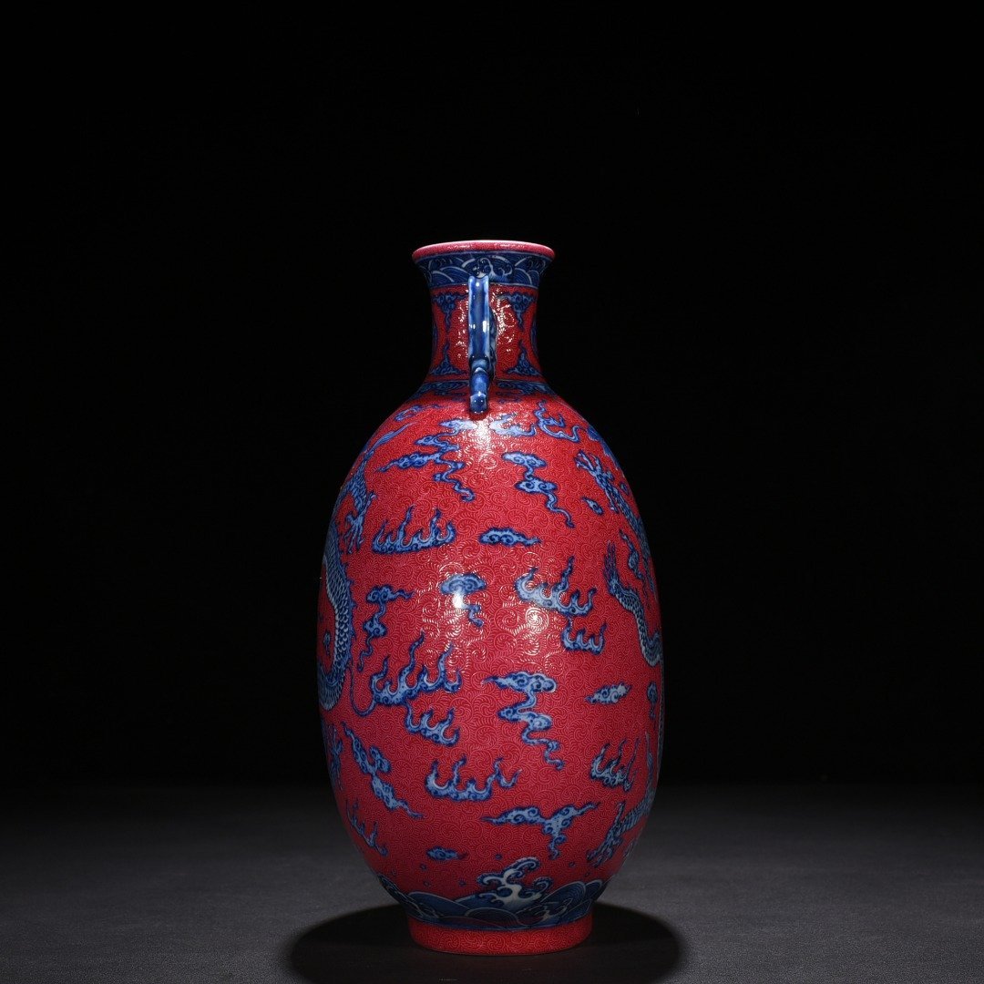 Qing Dynasty Qianlong rolled rouge ground blue and white dragon pattern flat vase