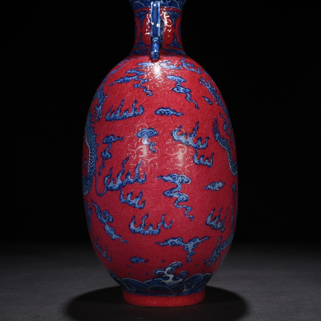 Qing Dynasty Qianlong rolled rouge ground blue and white dragon pattern flat vase