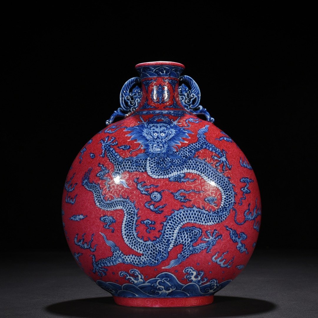 Qing Dynasty Qianlong rolled rouge ground blue and white dragon pattern flat vase