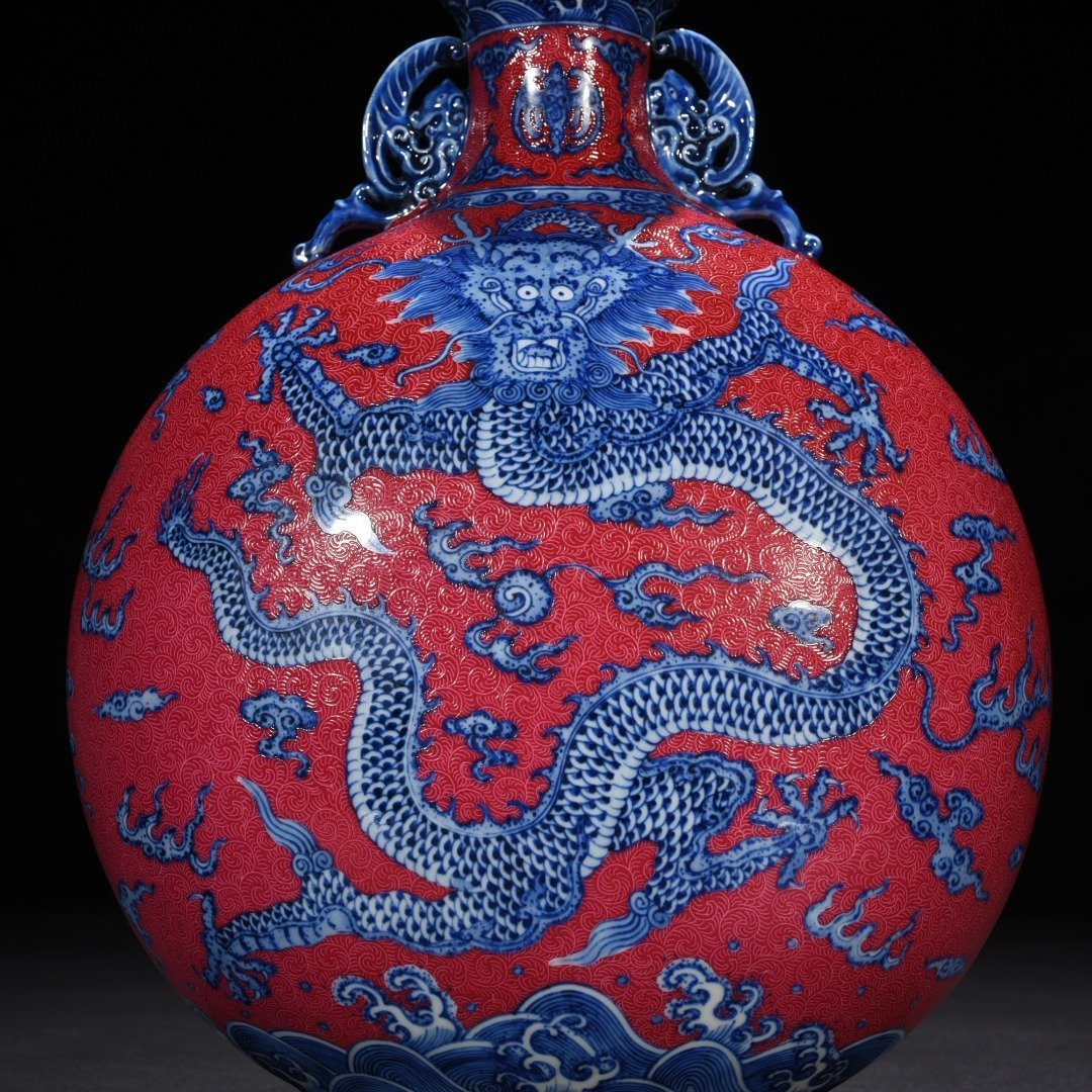Qing Dynasty Qianlong rolled rouge ground blue and white dragon pattern flat vase