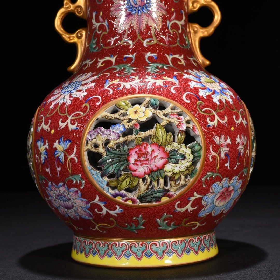 Qing Dynasty Qianlong rolling road flower hollow celestial stems and earthly branches rotating vase