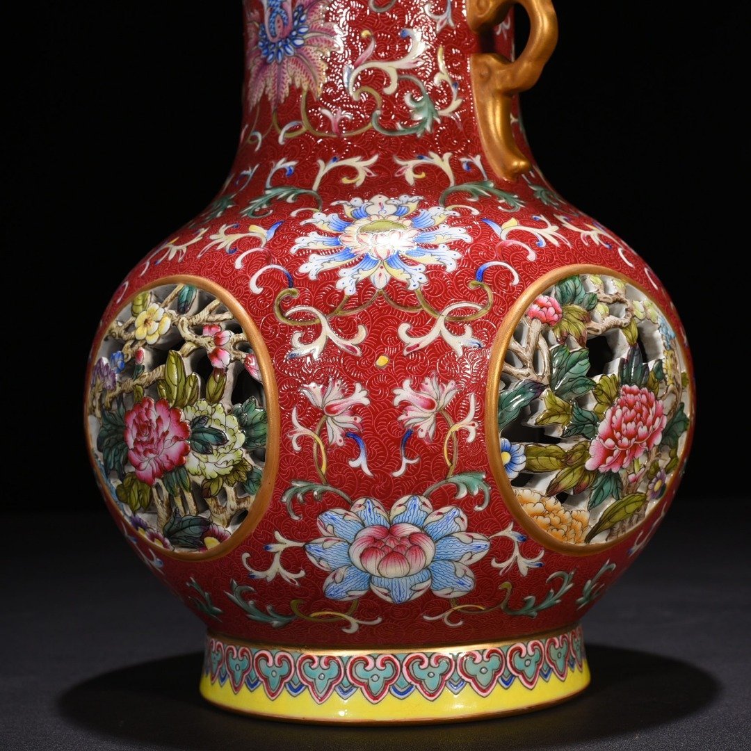 Qing Dynasty Qianlong rolling road flower hollow celestial stems and earthly branches rotating vase