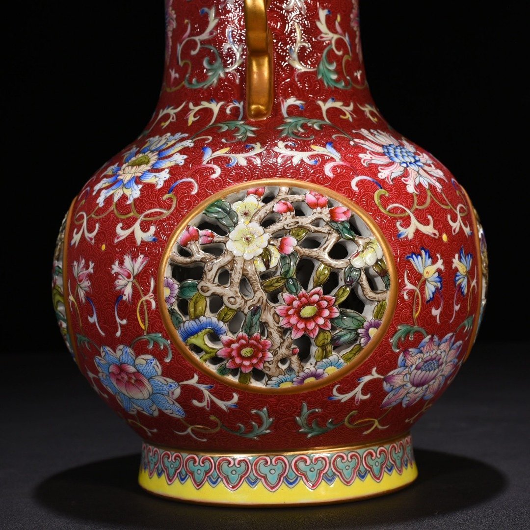 Qing Dynasty Qianlong rolling road flower hollow celestial stems and earthly branches rotating vase