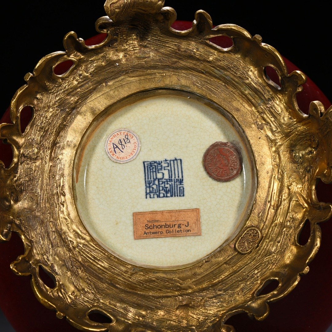Qing Dynasty Qianlong Lang Kiln red glaze inlaid gilt Sanyang Kaitai flat belly vase