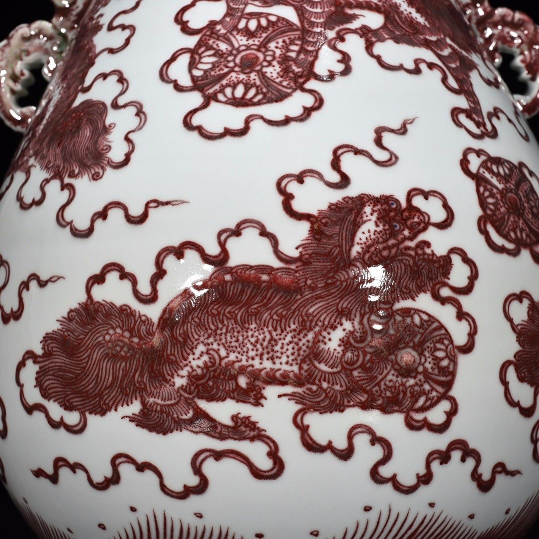 Qing Dynasty Qianlong underglaze red lion rolling hydrangea double-eared statue