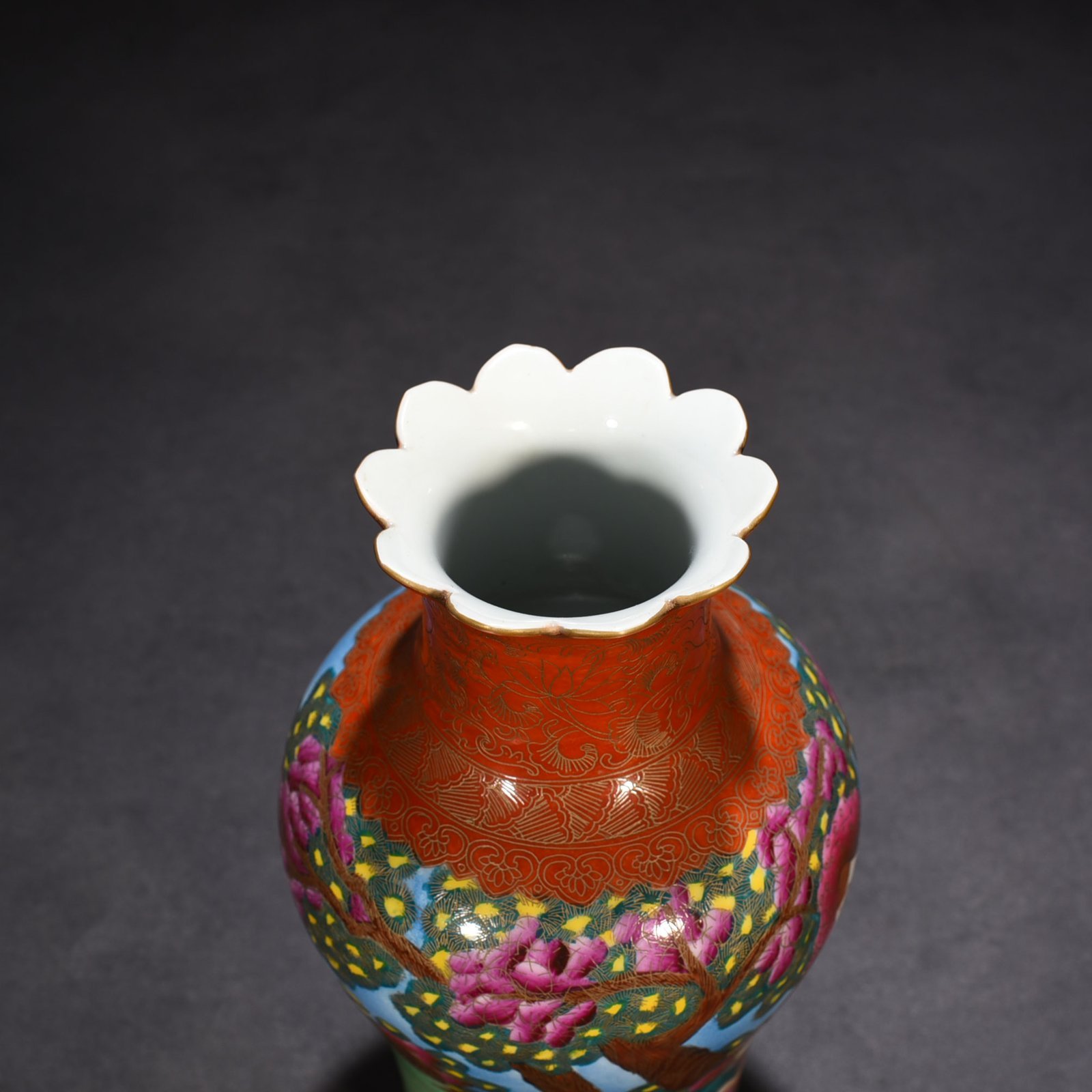 Qing Dynasty Qianlong gold silk enamel Western figure pattern flower mouth vase