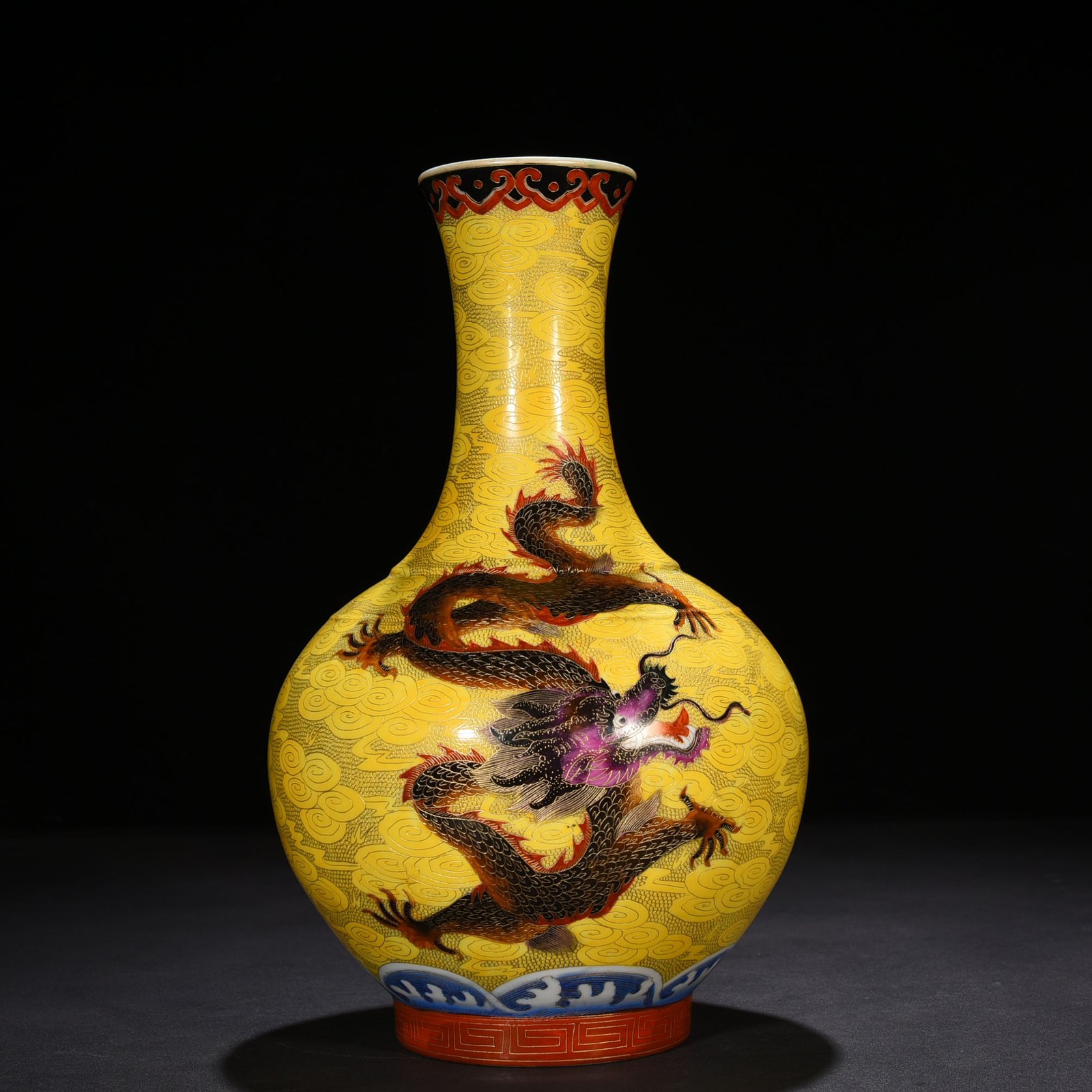 Qing Dynasty Qianlong gold silk enamel dragon pattern vase