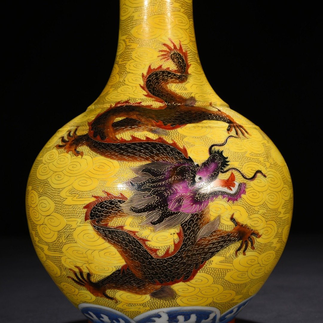 Qing Dynasty Qianlong gold silk enamel dragon pattern vase