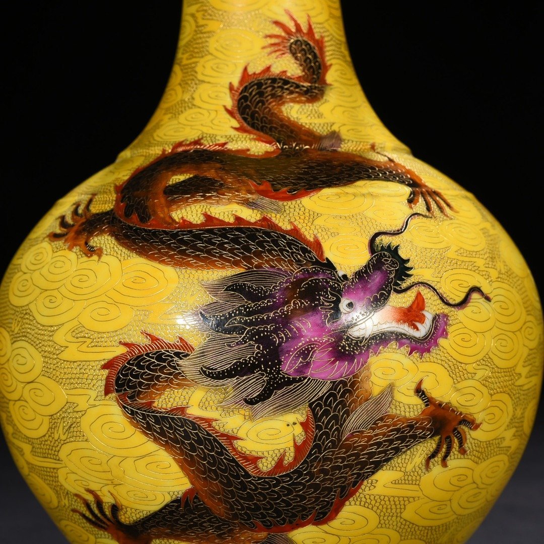 Qing Dynasty Qianlong gold silk enamel dragon pattern vase