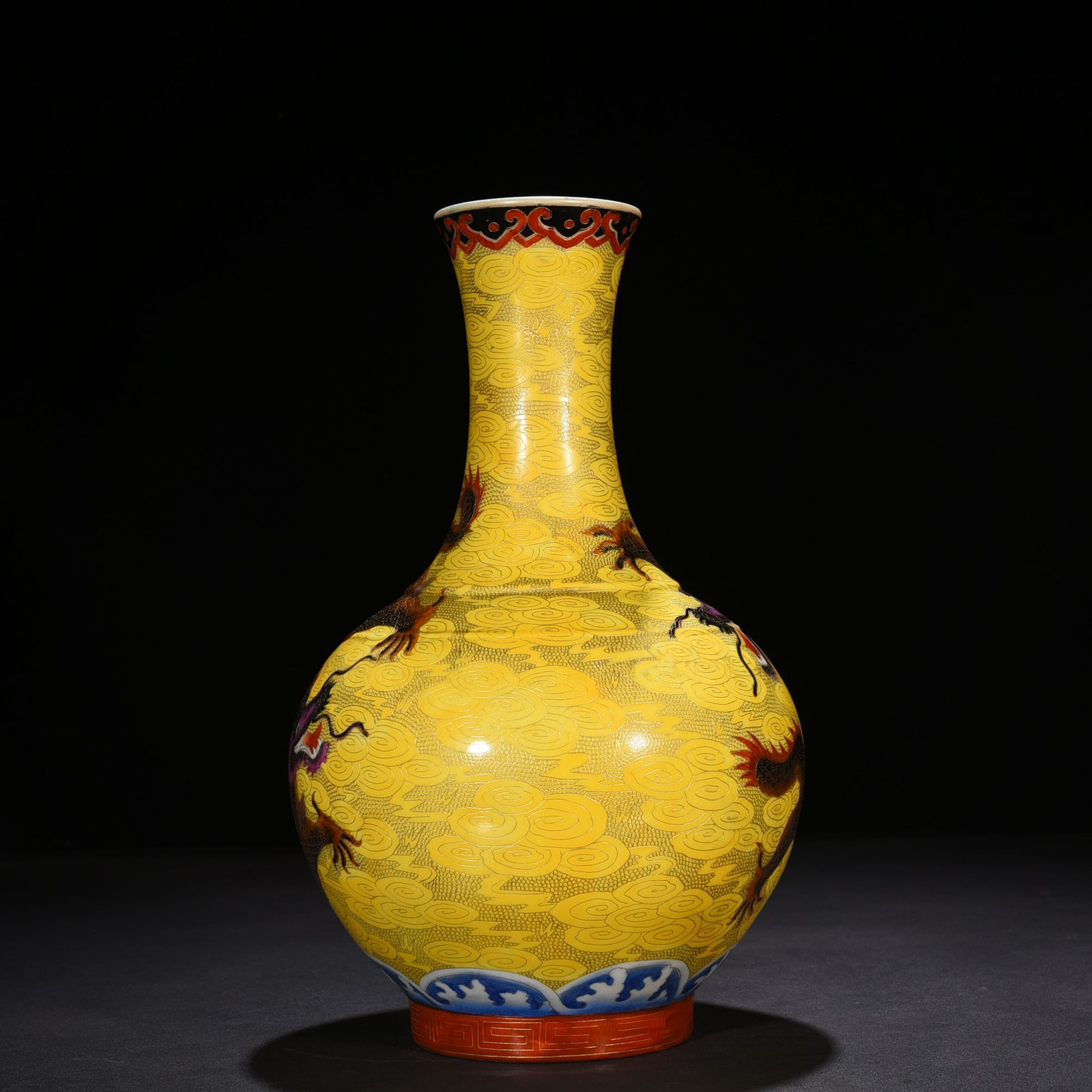 Qing Dynasty Qianlong gold silk enamel dragon pattern vase