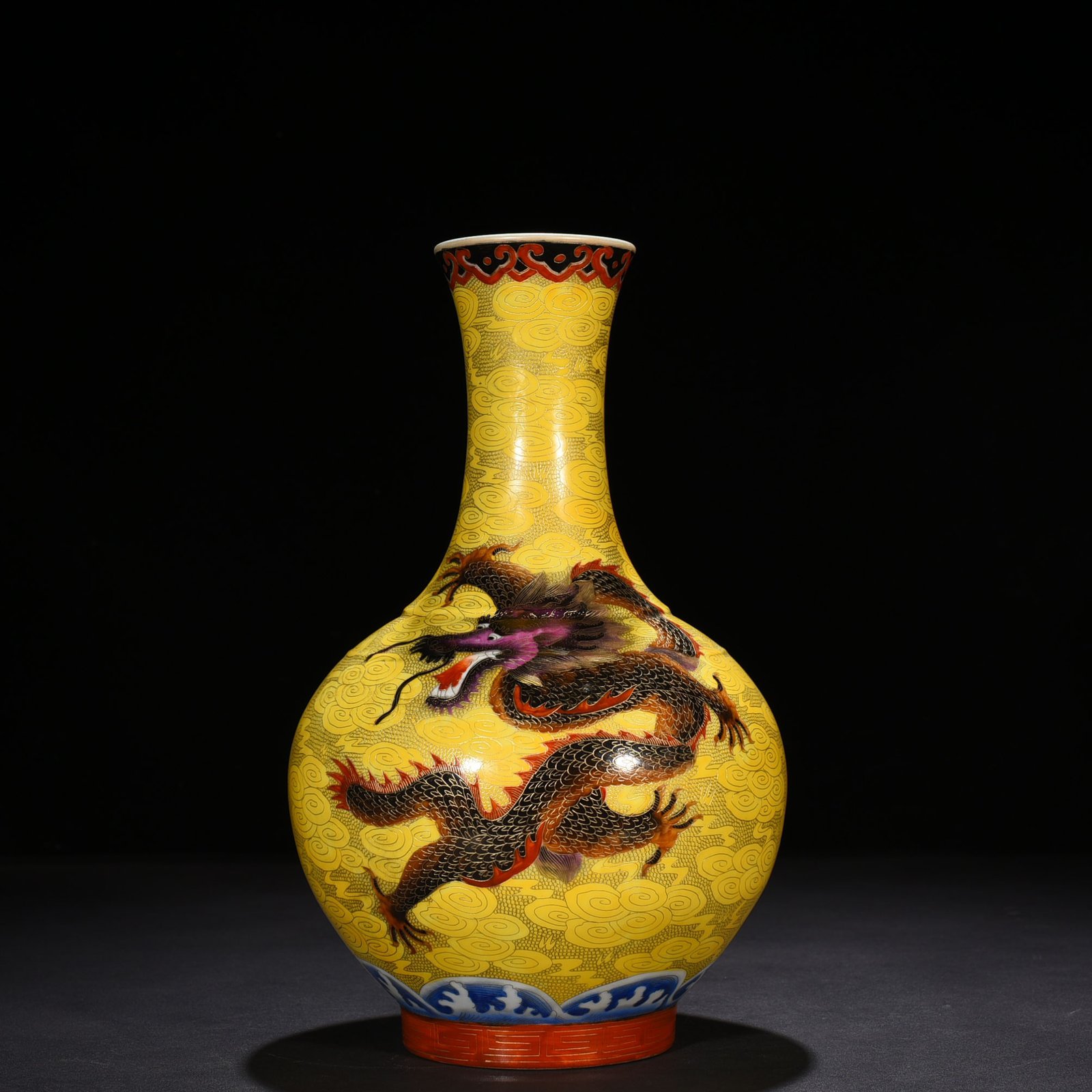 Qing Dynasty Qianlong gold silk enamel dragon pattern vase