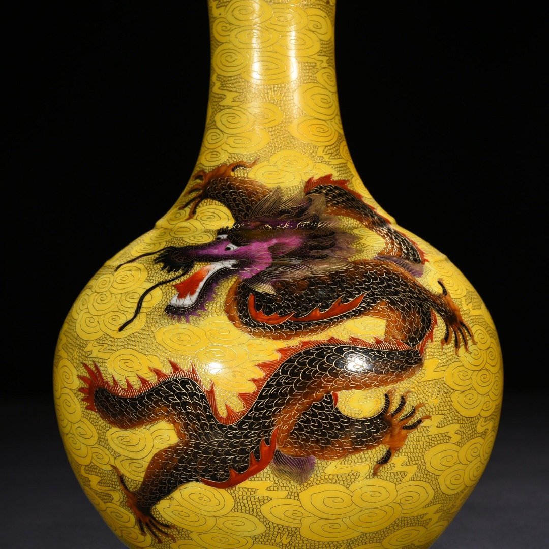 Qing Dynasty Qianlong gold silk enamel dragon pattern vase