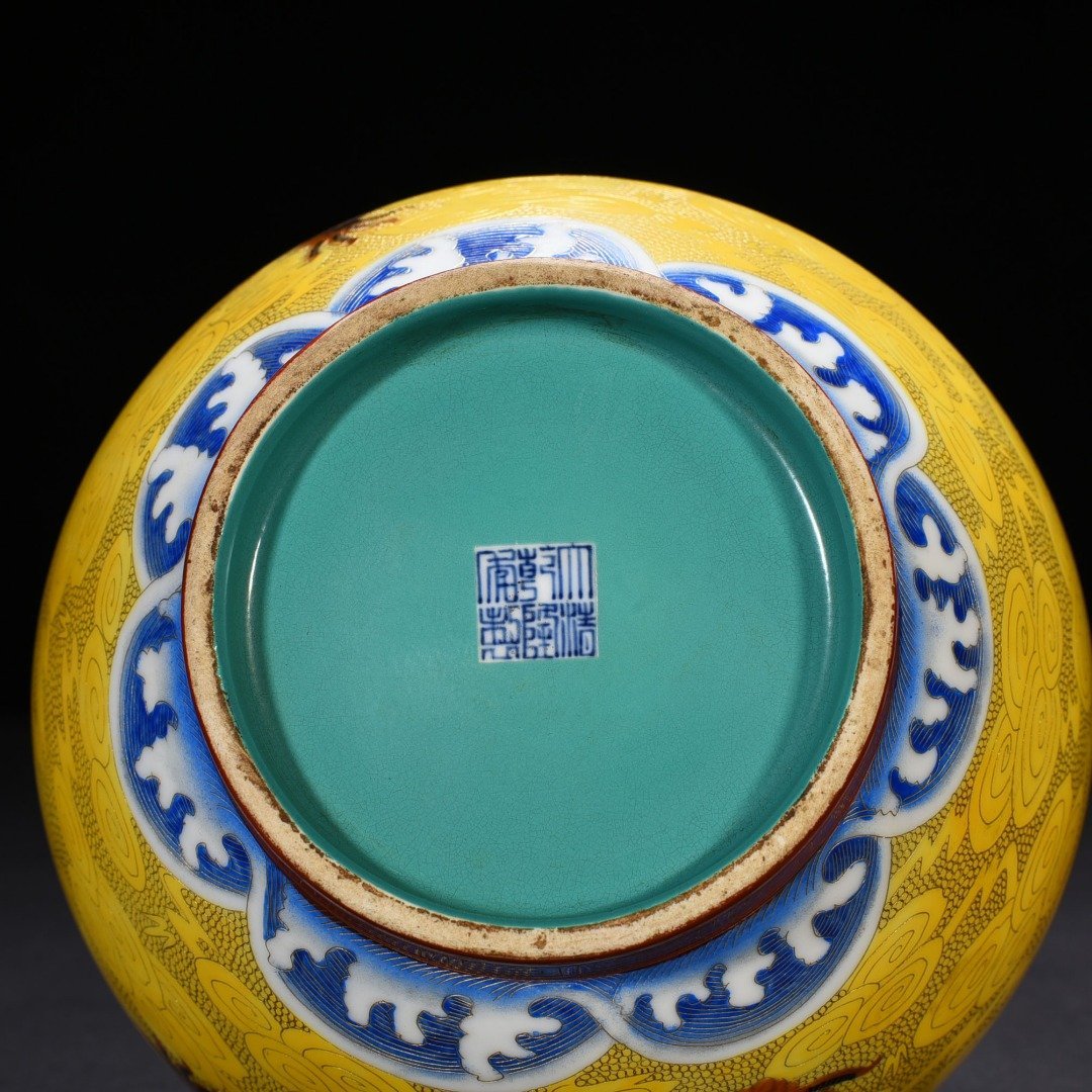 Qing Dynasty Qianlong gold silk enamel dragon pattern vase
