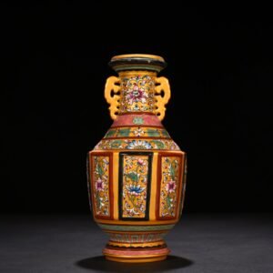 Qing Dynasty Qianlong gold ground pastel flower pattern amphorae