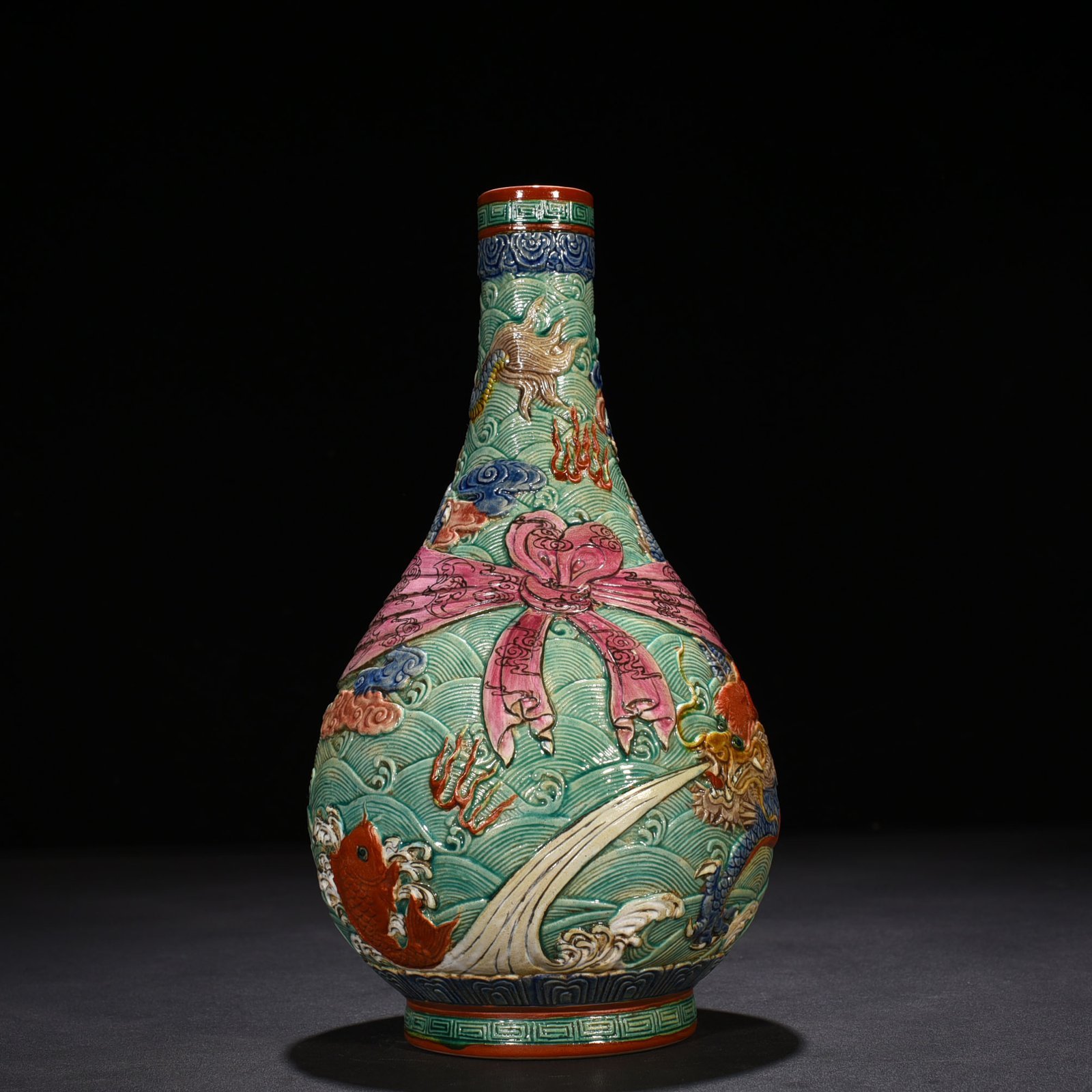 Qing Dynasty Qianlong carved dragon pattern brocade vase