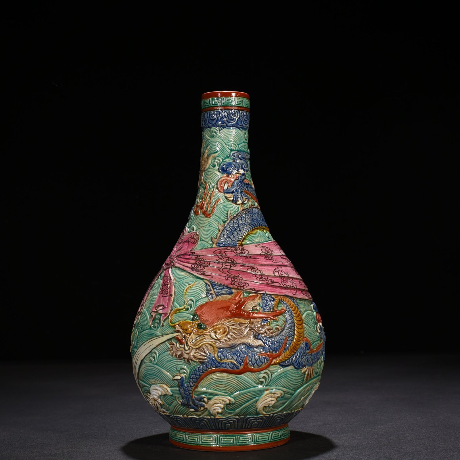 Qing Dynasty Qianlong carved dragon pattern brocade vase