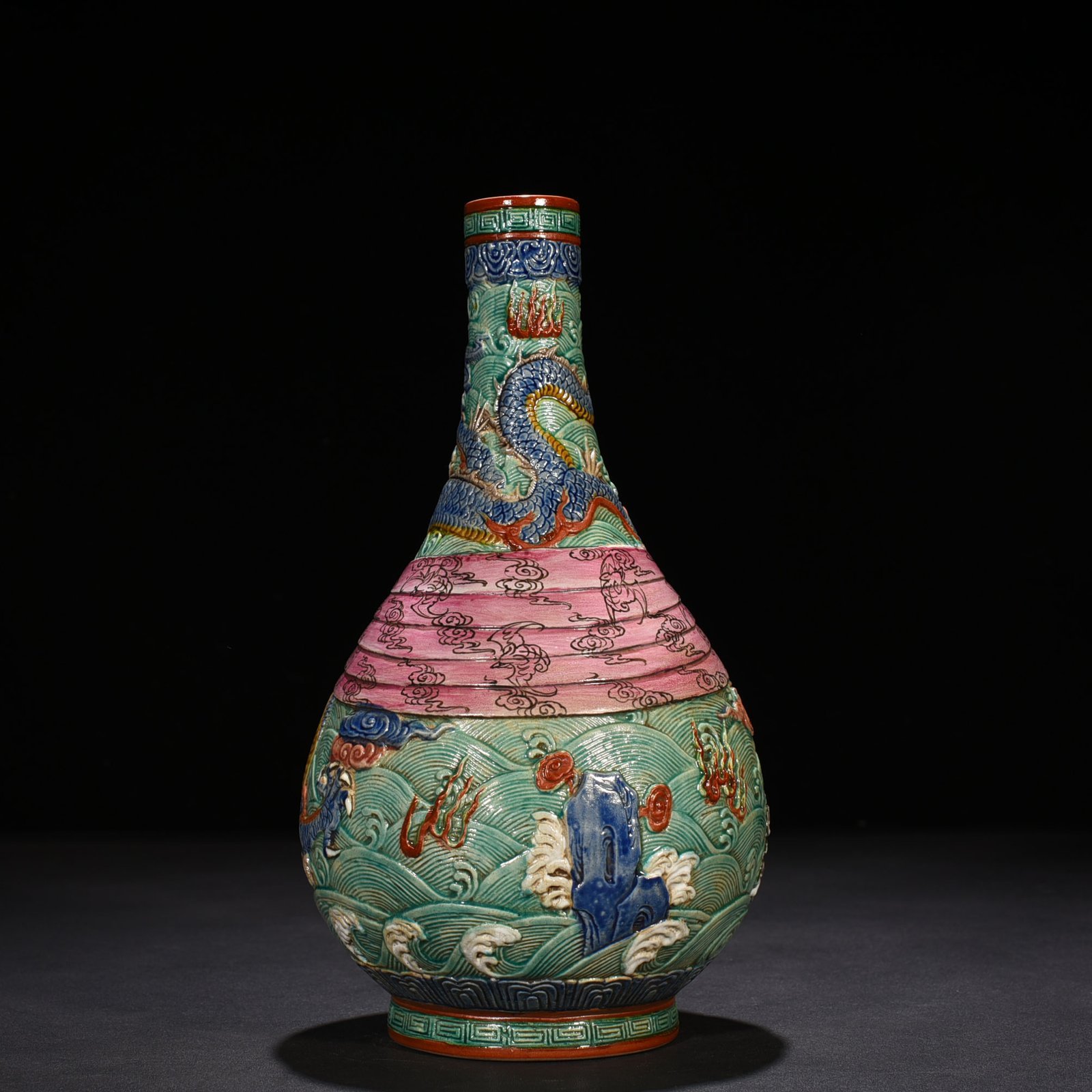 Qing Dynasty Qianlong carved dragon pattern brocade vase