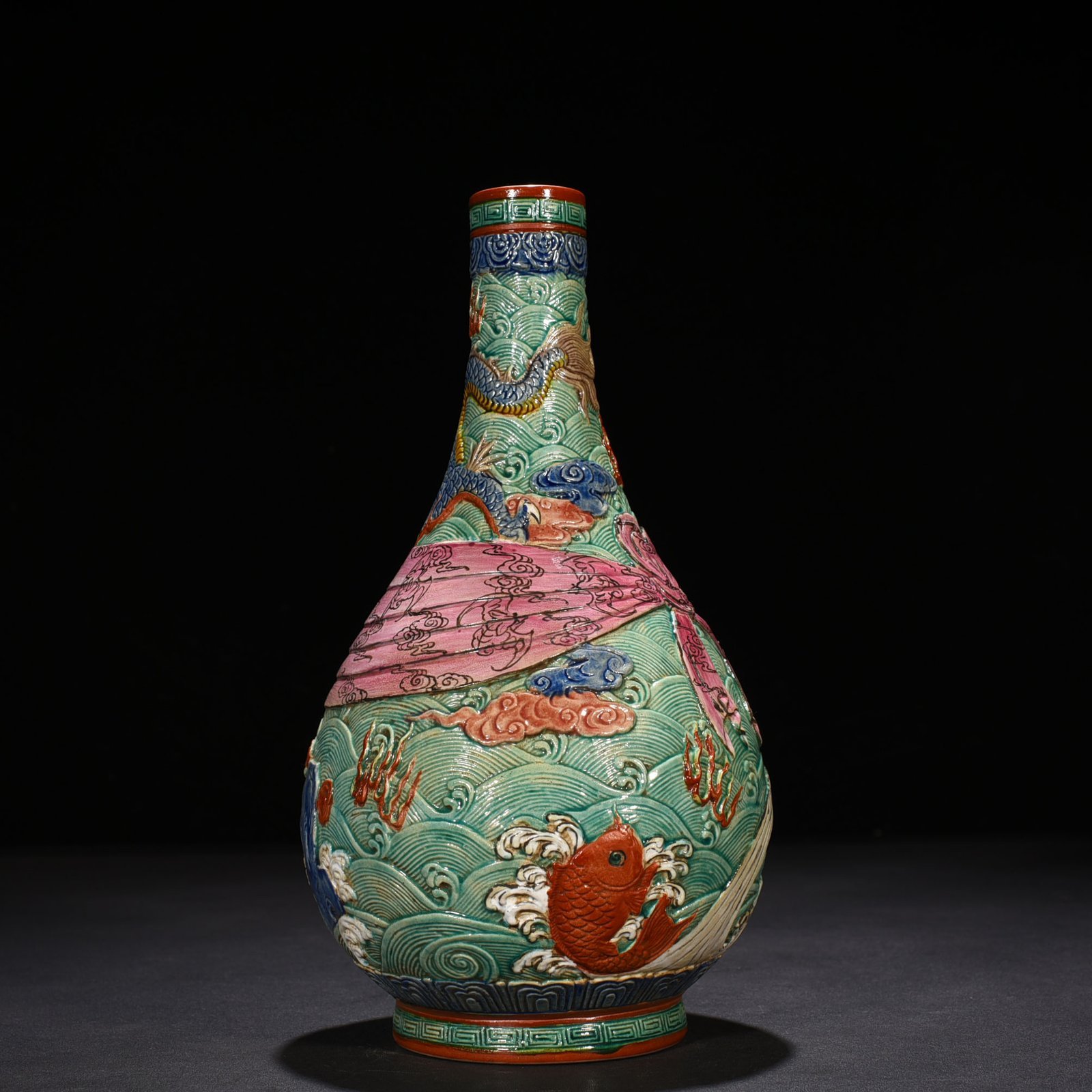 Qing Dynasty Qianlong carved dragon pattern brocade vase