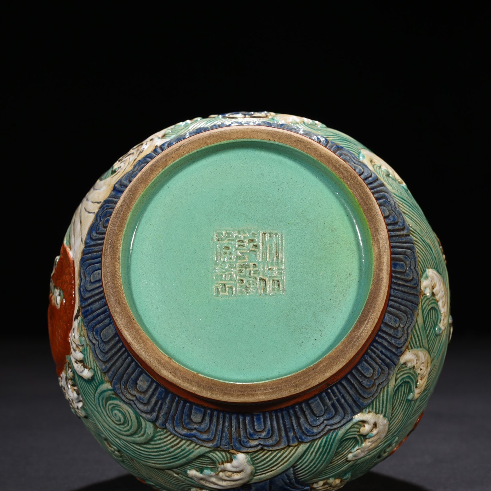 Qing Dynasty Qianlong carved dragon pattern brocade vase