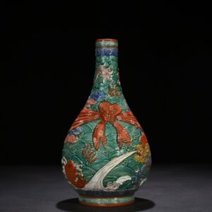 Qing Dynasty Qianlong carved dragon pattern brocade vase