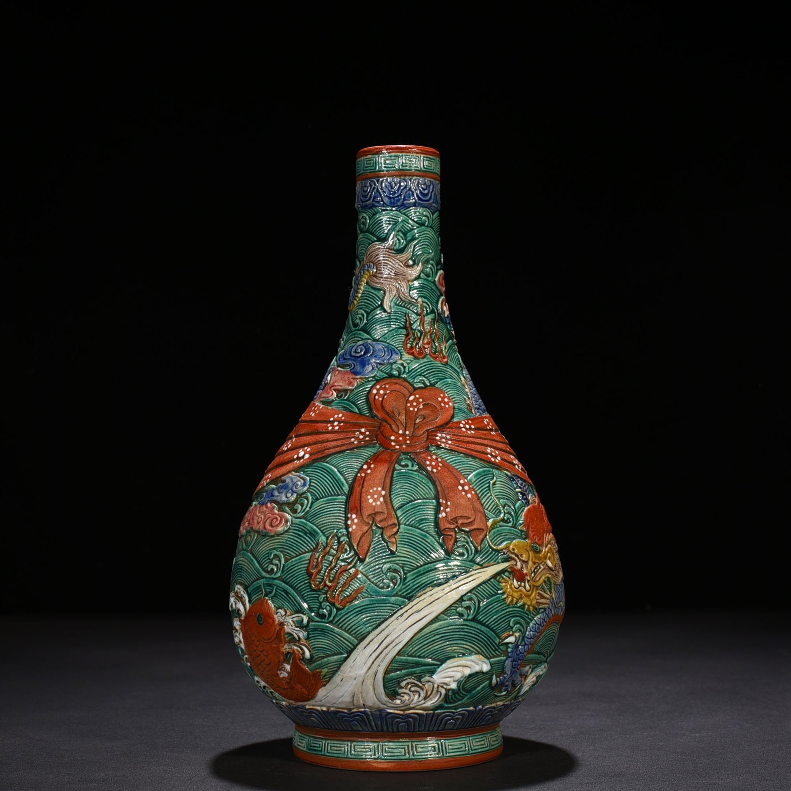 Qing Dynasty Qianlong carved dragon pattern brocade vase