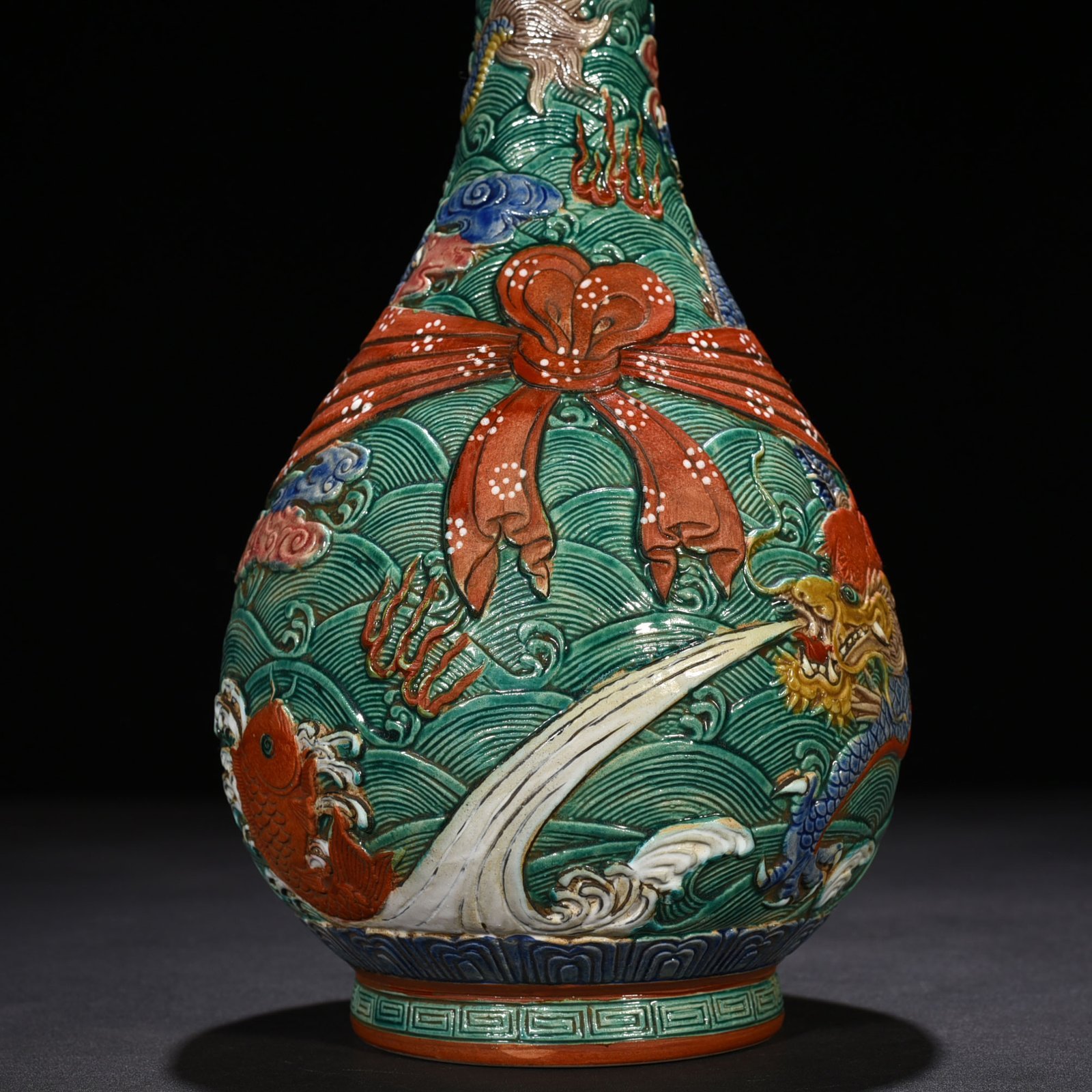 Qing Dynasty Qianlong carved dragon pattern brocade vase
