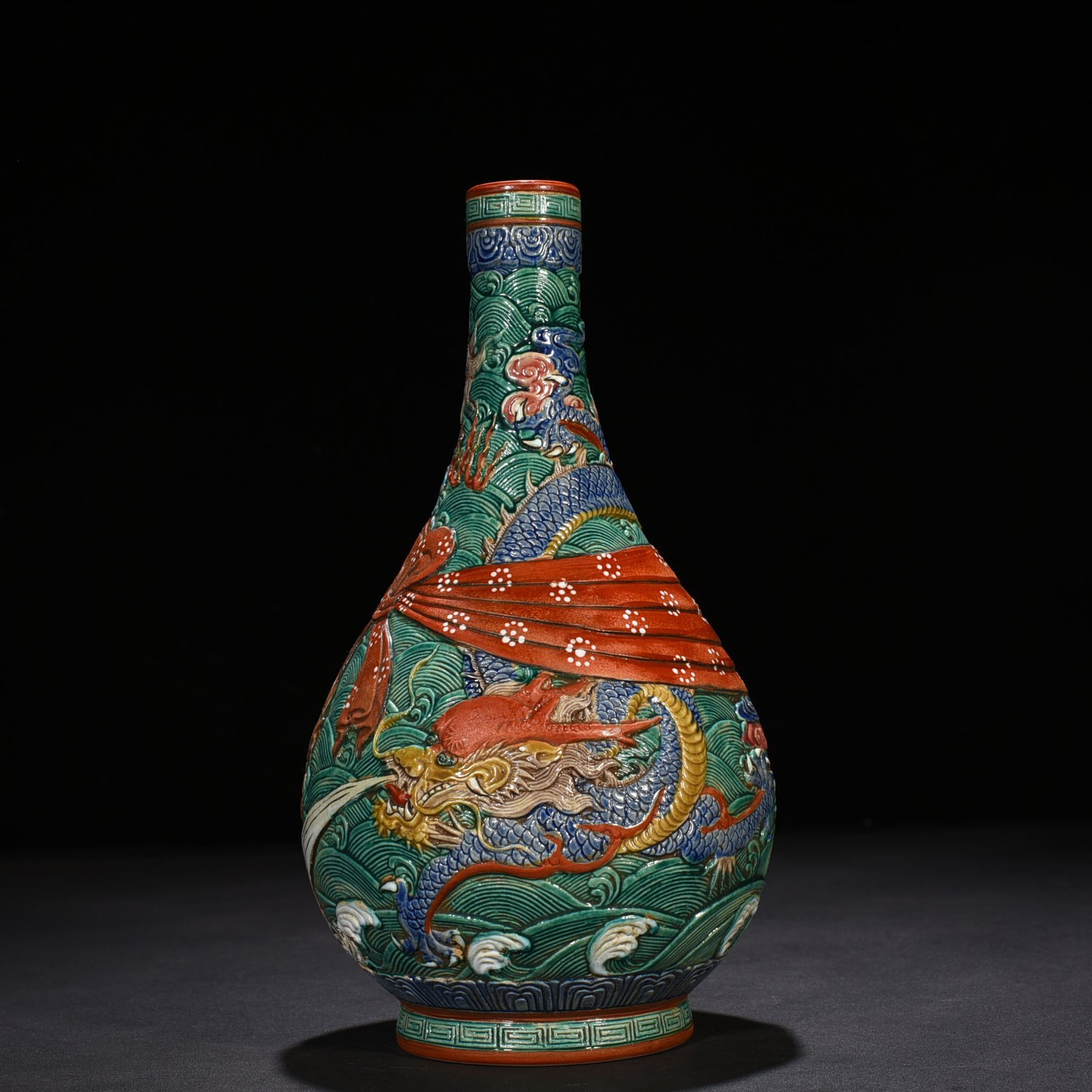 Qing Dynasty Qianlong carved dragon pattern brocade vase