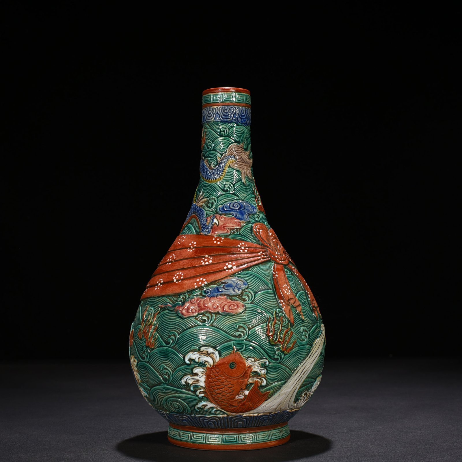 Qing Dynasty Qianlong carved dragon pattern brocade vase