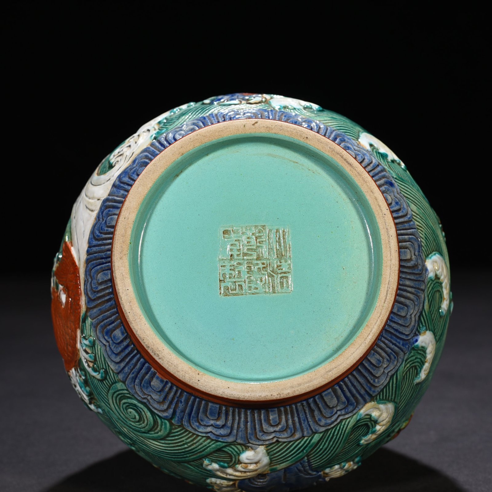 Qing Dynasty Qianlong carved dragon pattern brocade vase