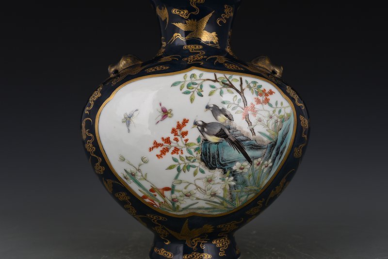 Qing Dynasty Qianlong Ji blue glaze embossed gold flat vase
