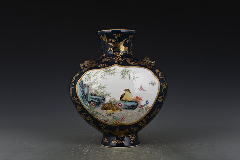 Qing Dynasty Qianlong Ji blue glaze embossed gold flat vase