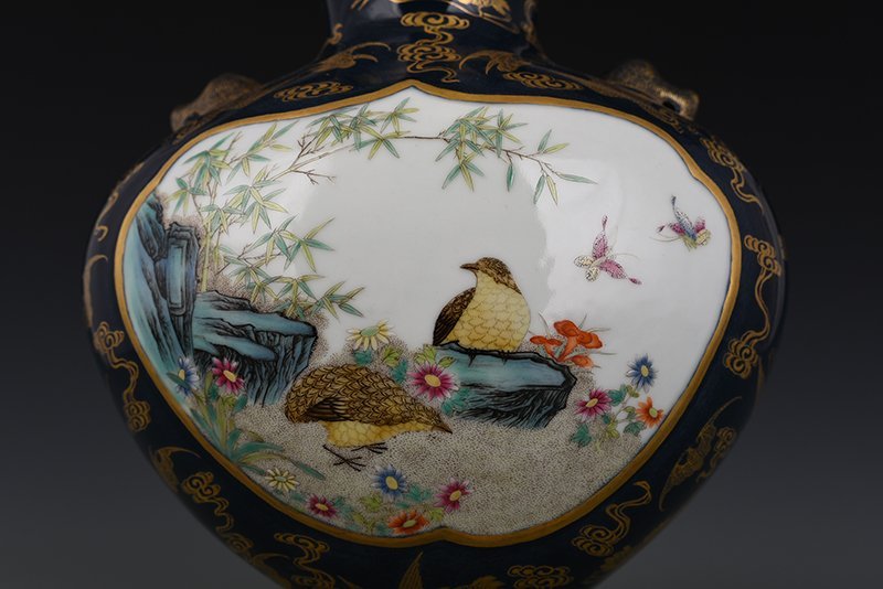 Qing Dynasty Qianlong Ji blue glaze embossed gold flat vase