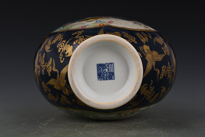 Qing Dynasty Qianlong Ji blue glaze embossed gold flat vase