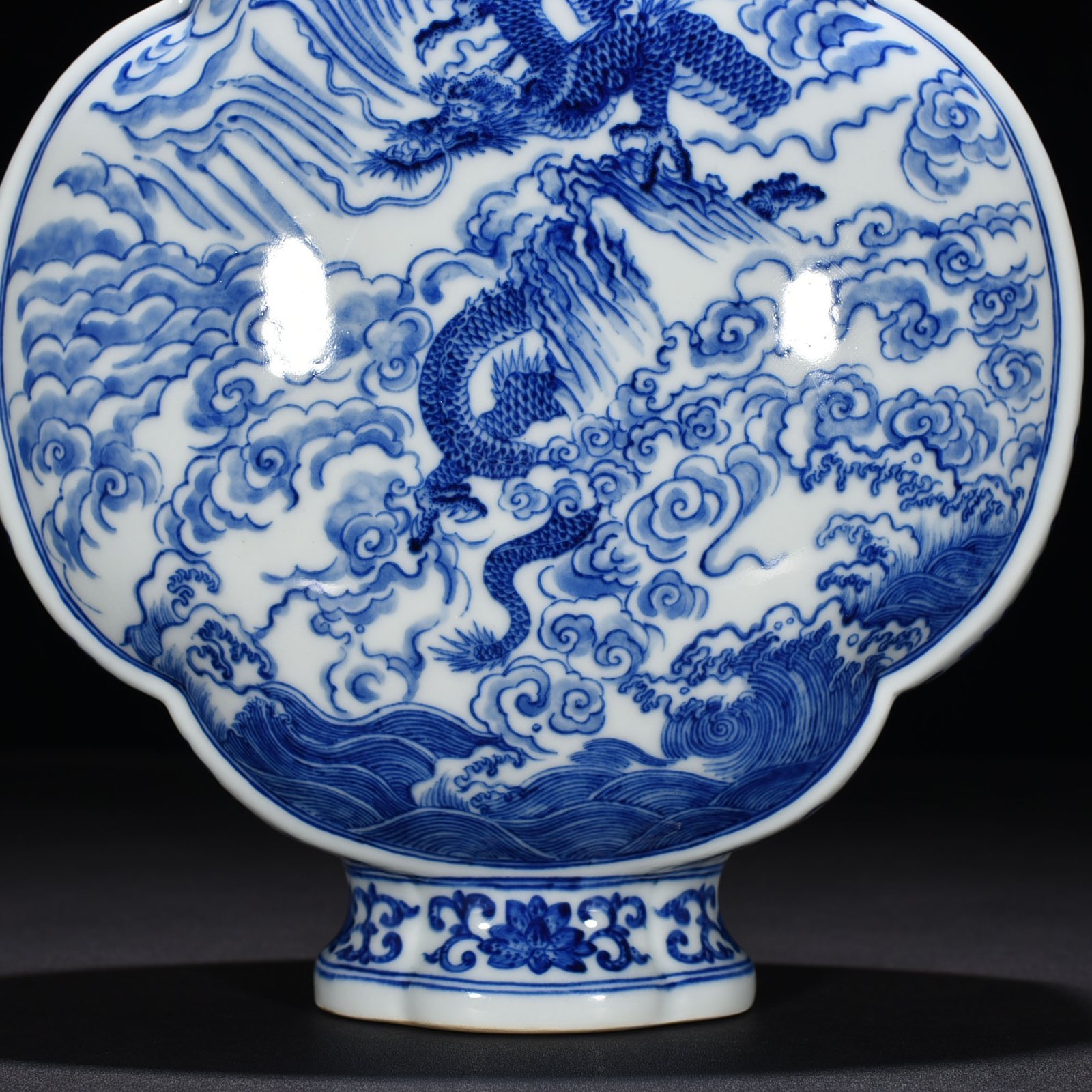 Qing Dynasty Qianlong blue and white cloud and dragon pattern flat vase