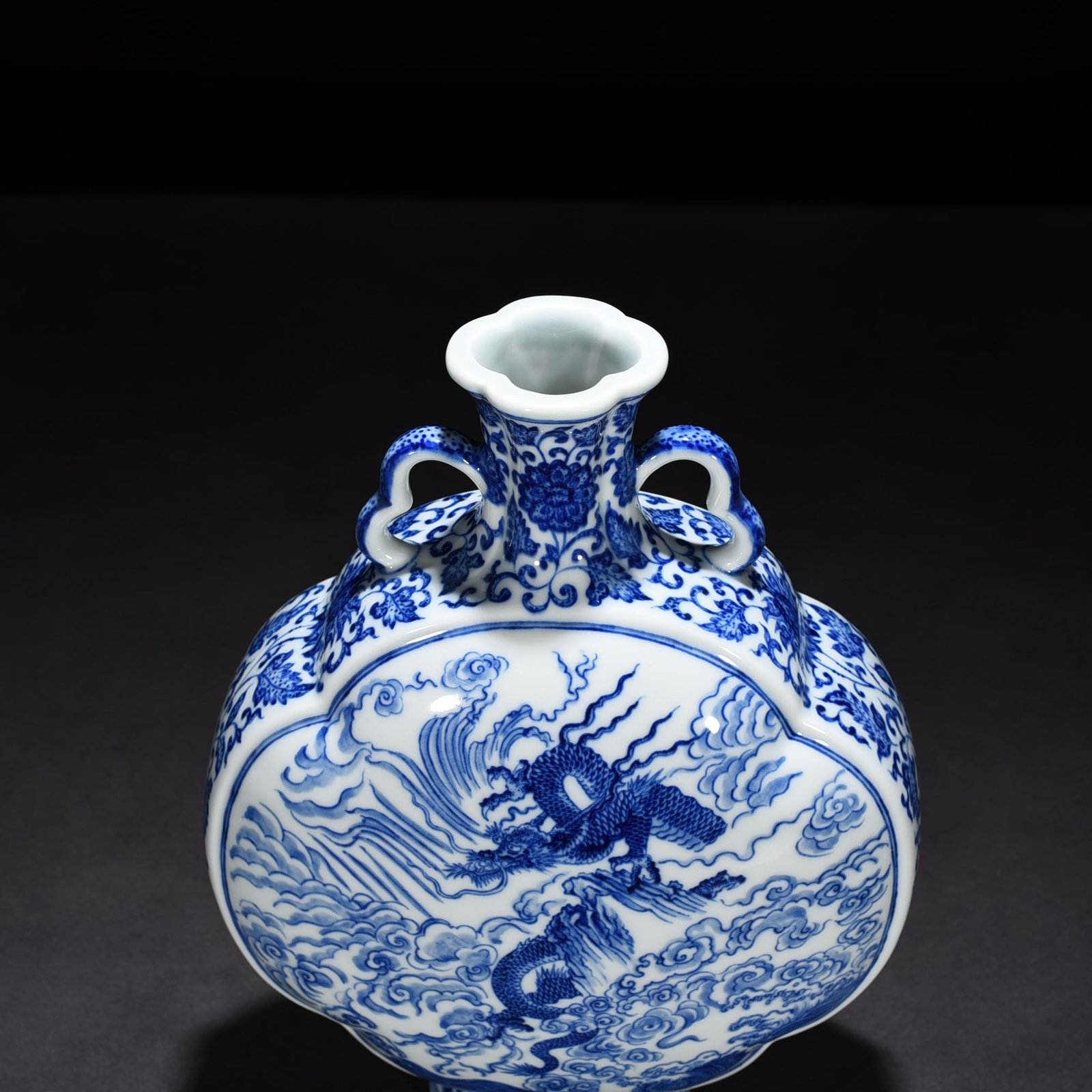 Qing Dynasty Qianlong blue and white cloud and dragon pattern flat vase