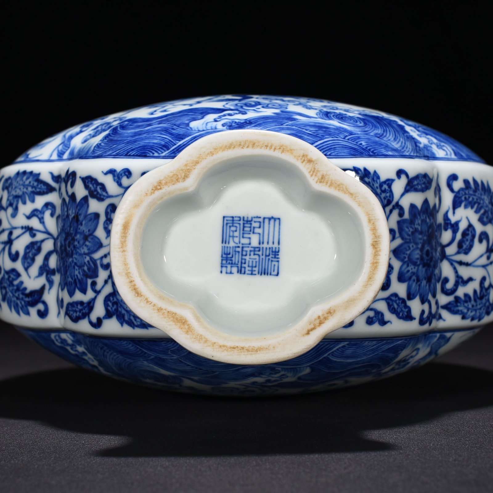 Qing Dynasty Qianlong blue and white cloud and dragon pattern flat vase
