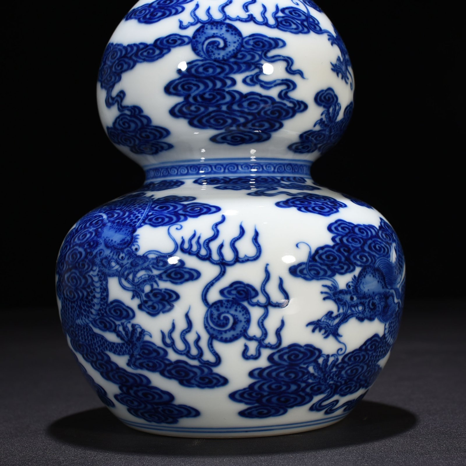 Qing Dynasty Qianlong blue and white gourd vase with cloud and dragon