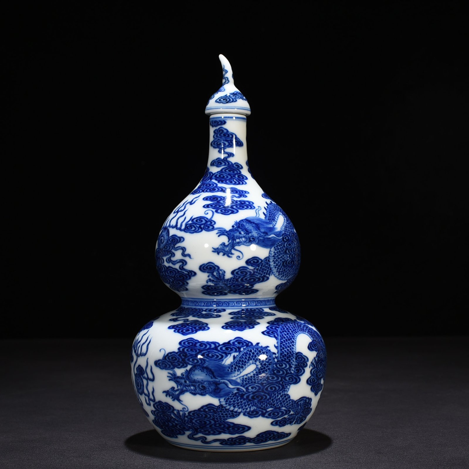 Qing Dynasty Qianlong blue and white gourd vase with cloud and dragon