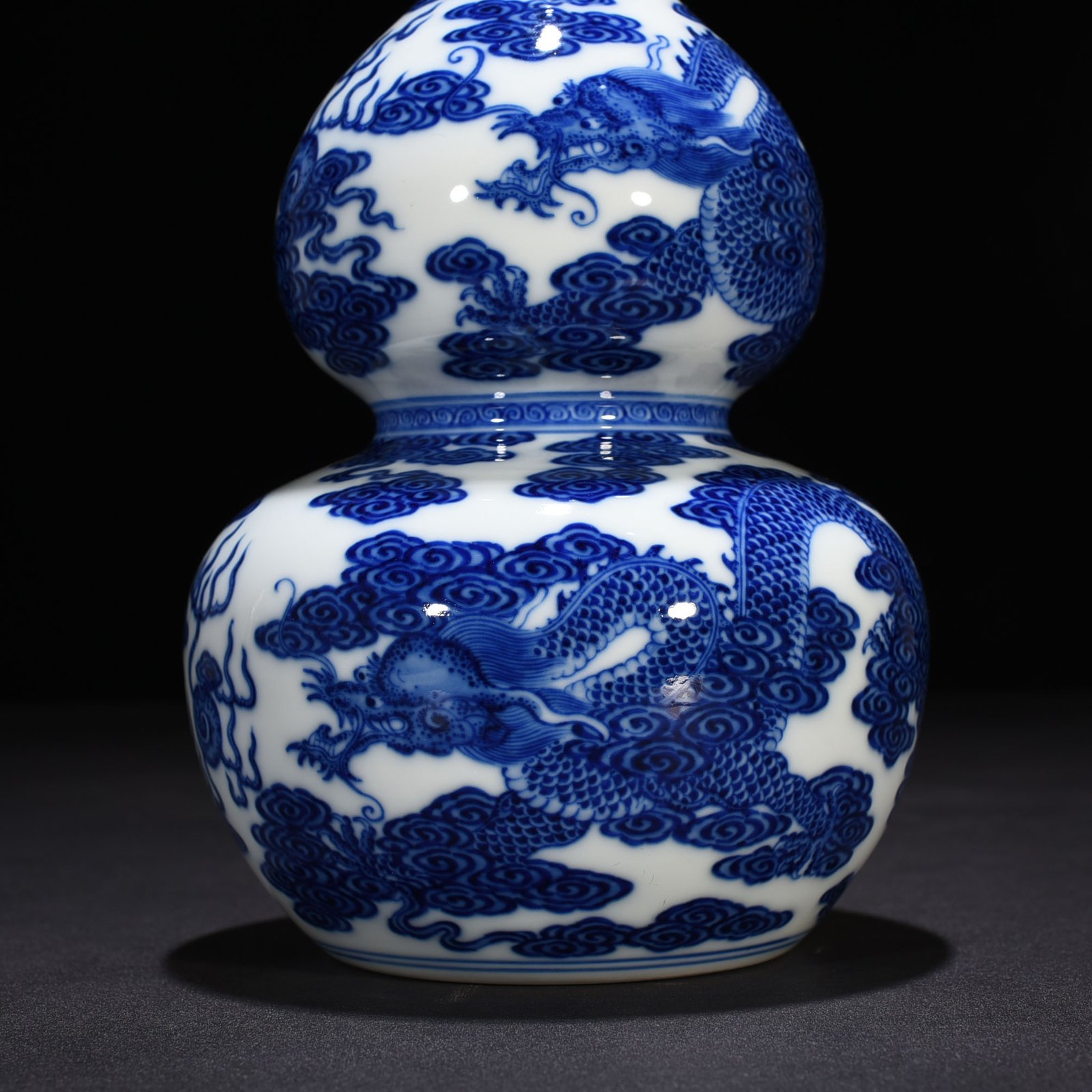 Qing Dynasty Qianlong blue and white gourd vase with cloud and dragon