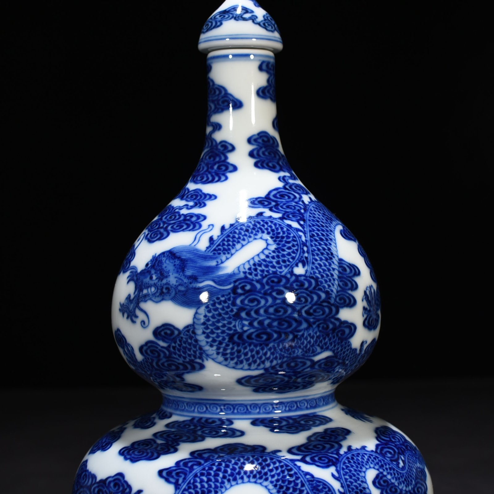 Qing Dynasty Qianlong blue and white gourd vase with cloud and dragon