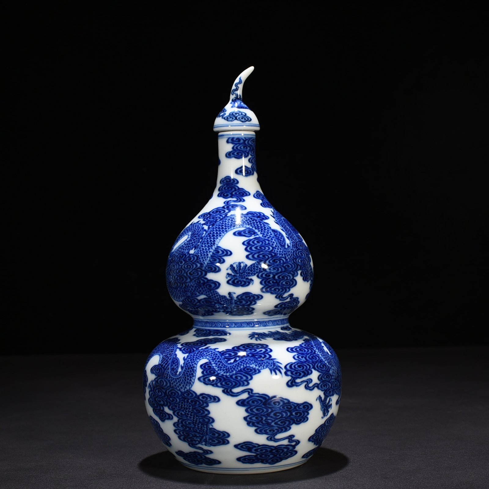 Qing Dynasty Qianlong blue and white gourd vase with cloud and dragon