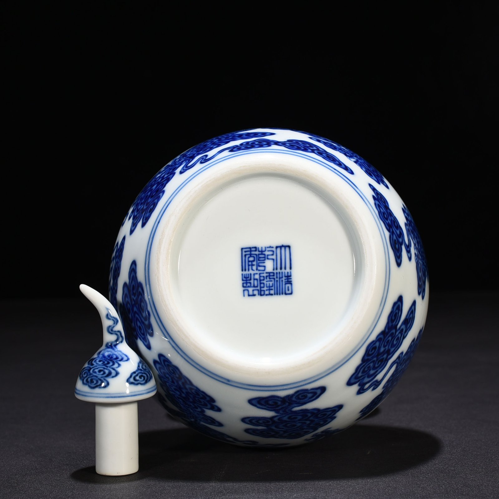 Qing Dynasty Qianlong blue and white gourd vase with cloud and dragon