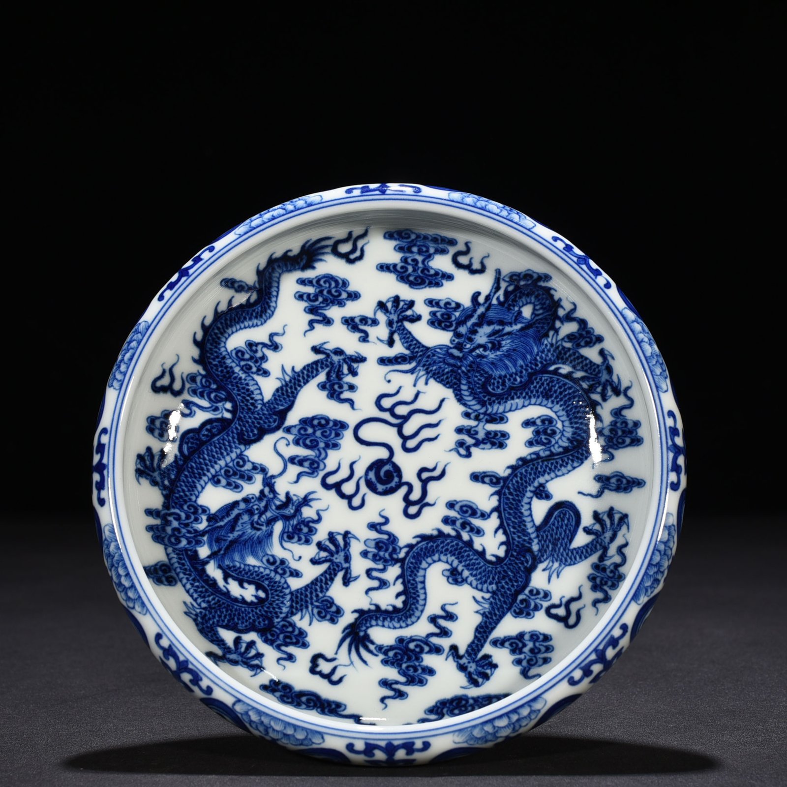 Qing Dynasty Qianlong blue and white double dragons playing with beads pattern round wash