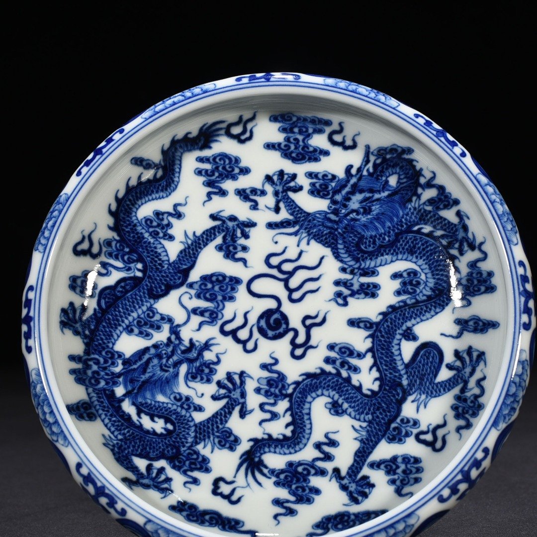 Qing Dynasty Qianlong blue and white double dragons playing with beads pattern round wash
