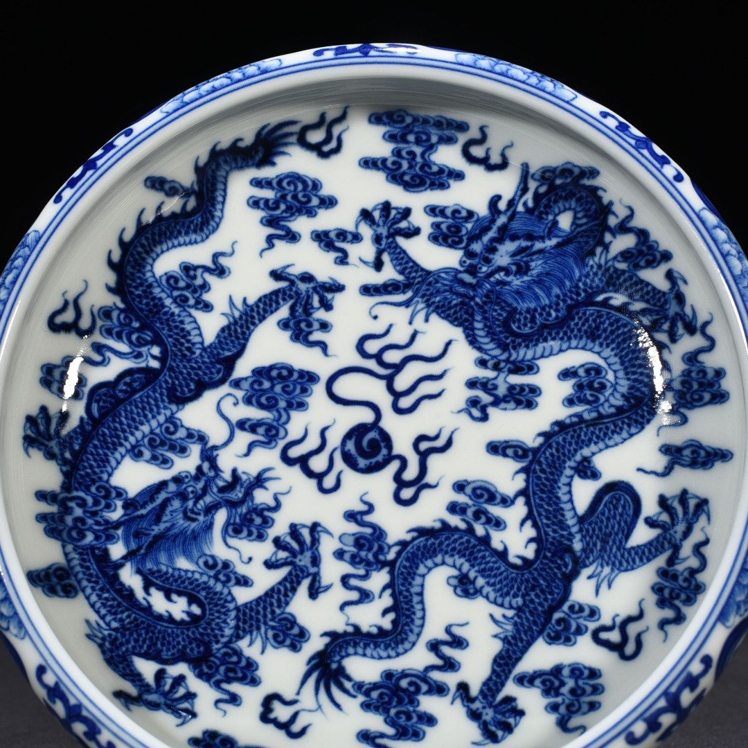 Qing Dynasty Qianlong blue and white double dragons playing with beads pattern round wash