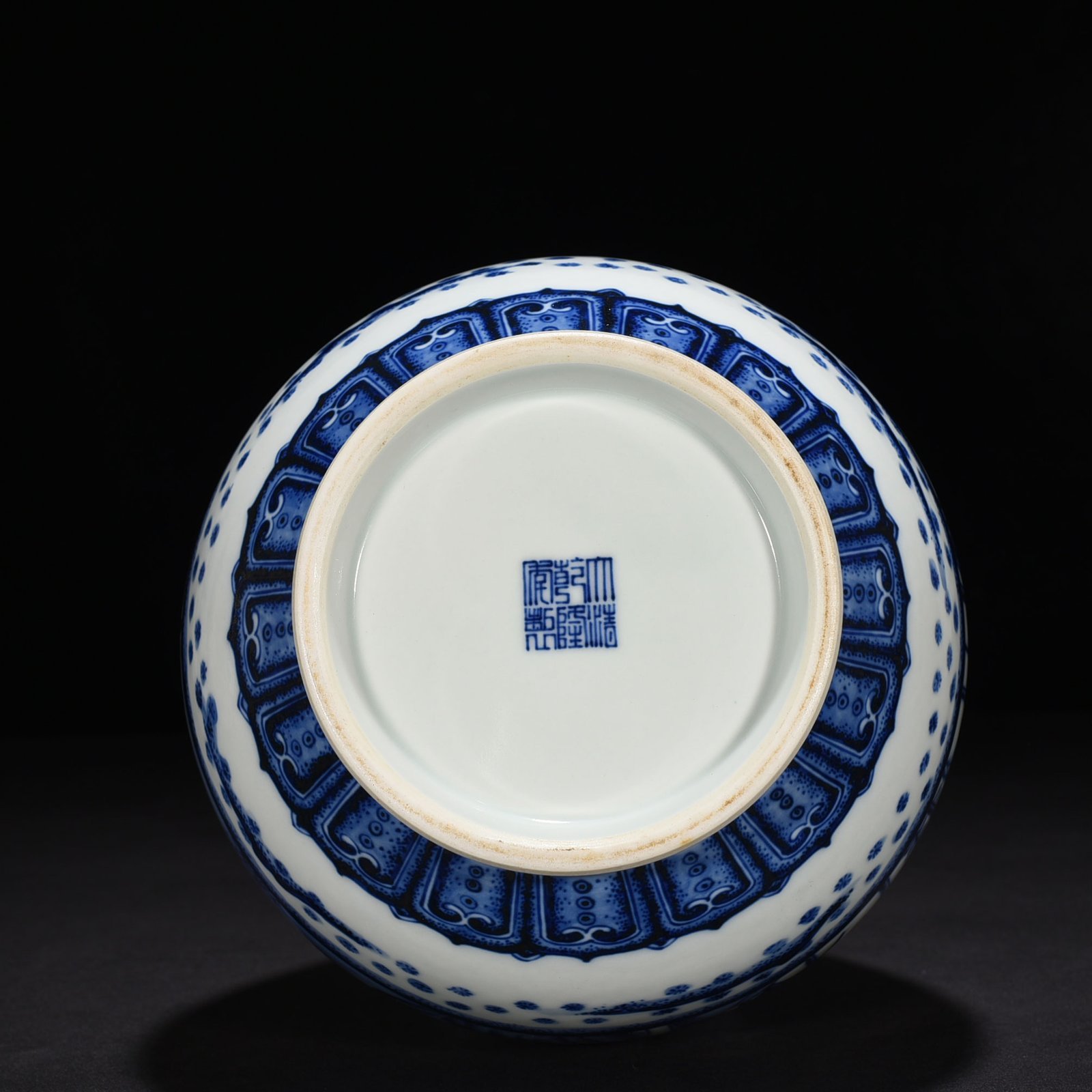 Qing Dynasty Qianlong blue and white courtyard bamboo stone banana pattern jade pot spring vase