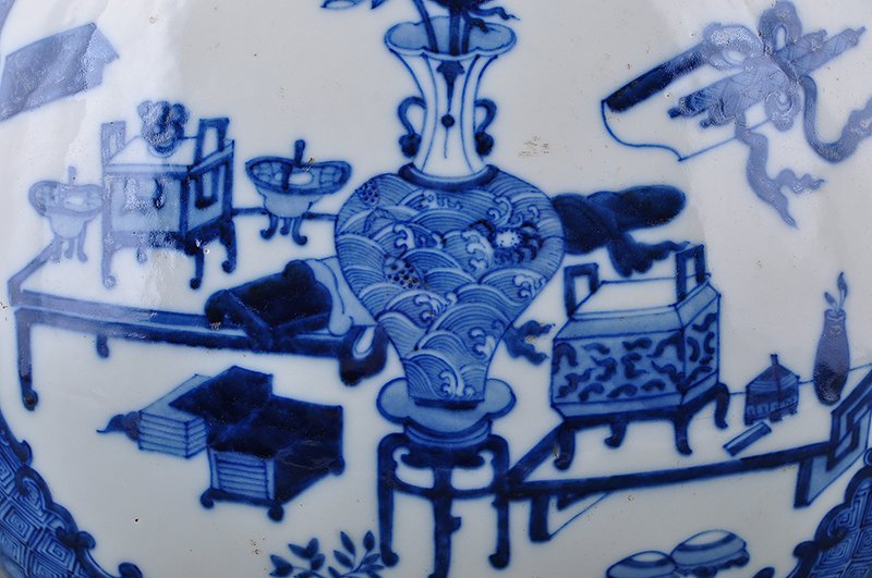 Qing Dynasty Qianlong blue and white flower vase