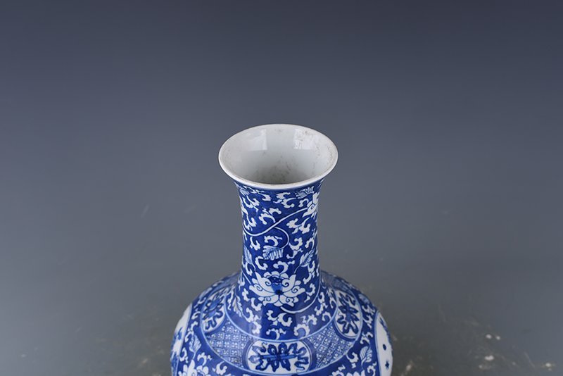 Qing Dynasty Qianlong blue and white flower and bird vase