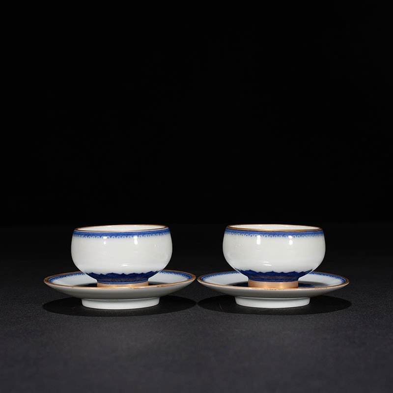 Qing Dynasty Qianlong blue and white marigold holder